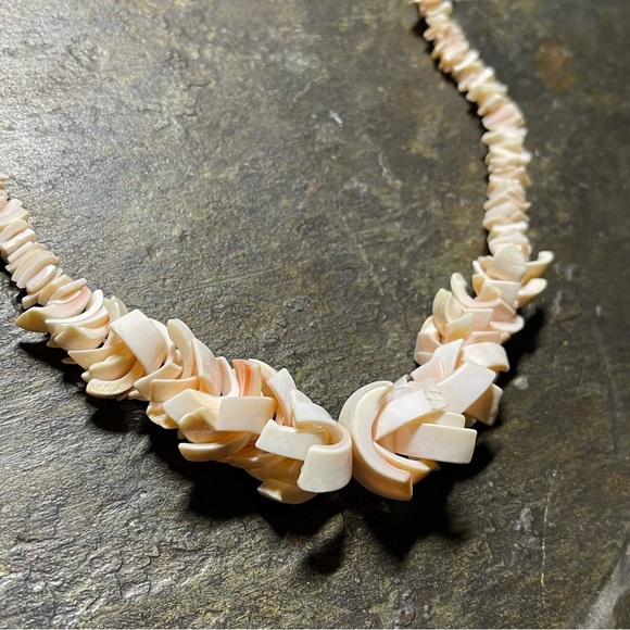 Vintage 70s Hawaiian Pink Shell Bead Choker Necklace Artisan Made Barrel Clasp - Picture 2 of 3